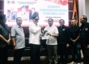 PWI Anugerahi Gubernur H Muhidin Pena Emas