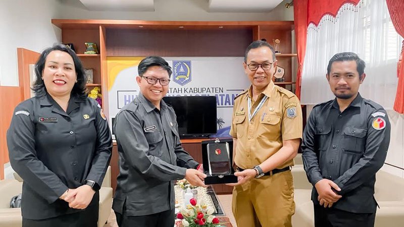 Pemkab HSS Terima Penghargaan Bawaslu 1 Hal 12 HSS 3 klm 4