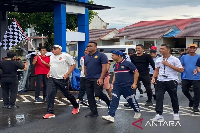 Pererat Kebersamaan Pegawai Melalui Jalan Santai 1 Hal 12 Tanbu 35 klm 1