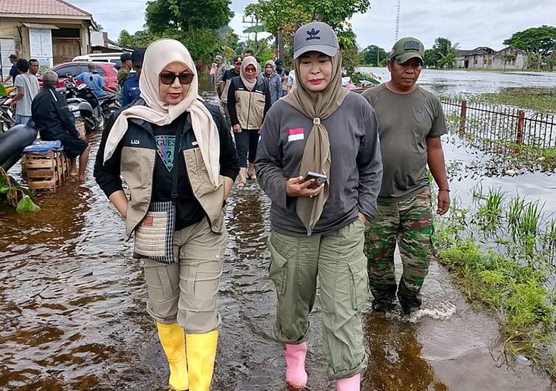 Disdik-FK PKBM Salurkan Bantuan Banjir di Sungai Tabuk 1 Hal 4 3 Klm Martapura Pedli banjir