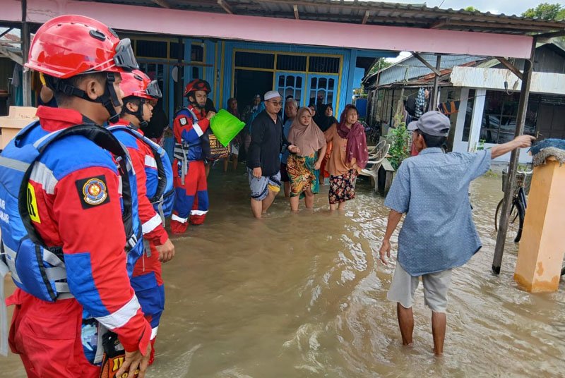 Evakuasi Warga, Salah Satunya Ibu akan Melahirkan