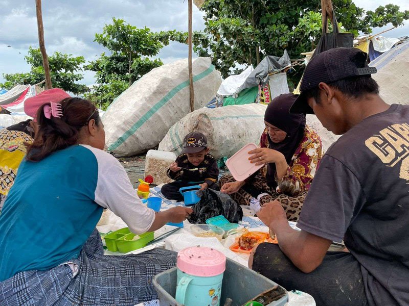 Makanan Terakhir Bersama di Atas Sampah 1 Hal 6 3 KLm Makanan di TPA