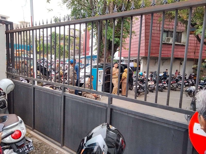 Kali Pertama Pagar Pemko Digembok Rapat dan Dijaga Ketat 1 Hal 6 4 KLm Pagar Dikunci