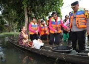 Kapolda Kalsel dan Yayasan Kemala Bhayangkari Salurkan Bantuan Korban Banjir