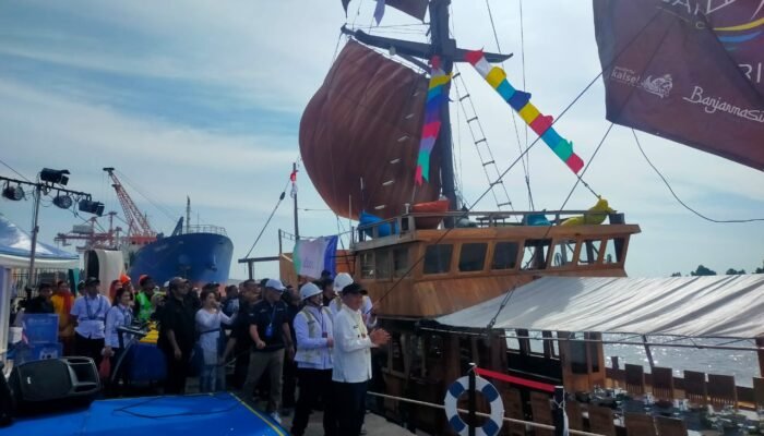 Gubernur Muhidin Rasakan Sensasi ‘Makan Bergoyang’ di Atas Kapal Wisata Pinisi