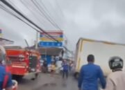 Truk Terperosok di Jalan Veteran, Proses Evakuasi Sempat Picu Kemacetan 30 Truk Terperosok di Jalan Veteran, Proses Evakuasi Sempat Picu Kemacetan
