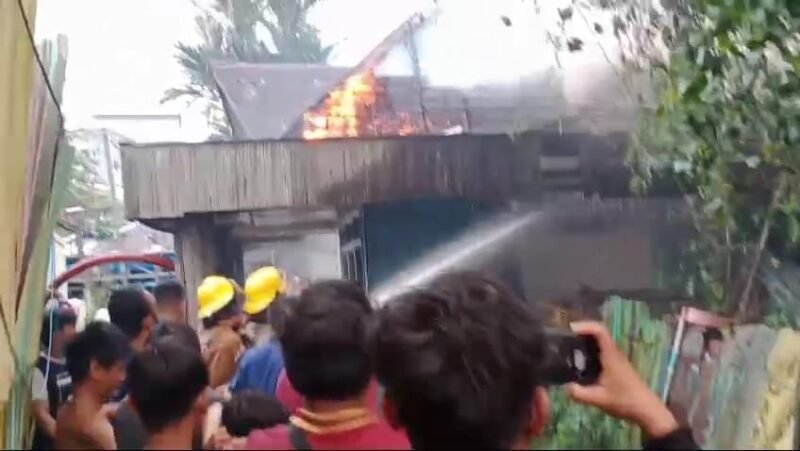 Kebakaran Hebat di Banjarmasin Barat, Rumah Orang Tua Akbar Terbakar 1 IMG 20250221 WA0044 e1740134161689