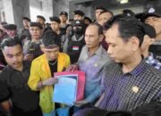 Ketua DPRD Kalteng Arton S Dohong Respon Unjuk Rasa Mahasiswa 19 Ketua DPRD Kalteng Arton S Dohong Respon Unjuk Rasa Mahasiswa