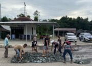 Sat Lantas Polres Tapin Bersama Warga Perbaiki Jalan Berlubang di Bundaran Bungur 11 Sat Lantas Polres Tapin Bersama Warga Perbaiki Jalan Berlubang di Bundaran Bungur
