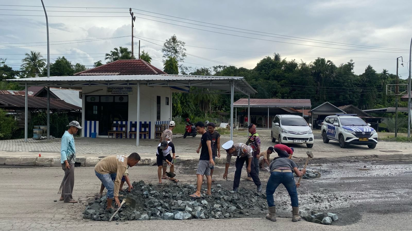 Sat Lantas Polres Tapin Bersama Warga Perbaiki Jalan Berlubang di Bundaran Bungur