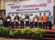 Kesbangpol Terima Penghargaan Atas Partisipasi di Pilkada Serentak 2024
