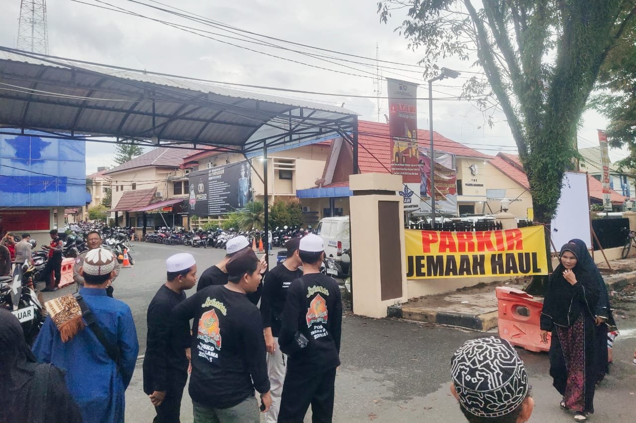 Polresta Banjarmasin Siapkan Halaman untuk Parkir Jemaah Haul Guru Zuhdi 1 IMG 20250225 WA00521