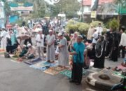 Berjamaah Salat Magrib di Mushola dan Jalan Raya Sebelum Ikuti Haul Guru Zuhdi