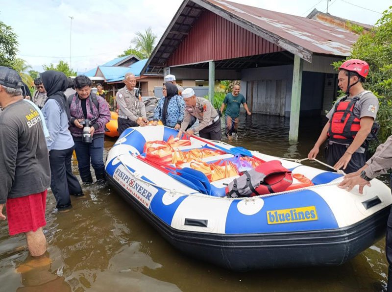 Mapala Fisipioner ULM Banjarmasin Kerahkan Perahu Karet untuk Bantu Korban Banjir di Martapura 1 hal 6 3 klm Mapala Perahu Karet