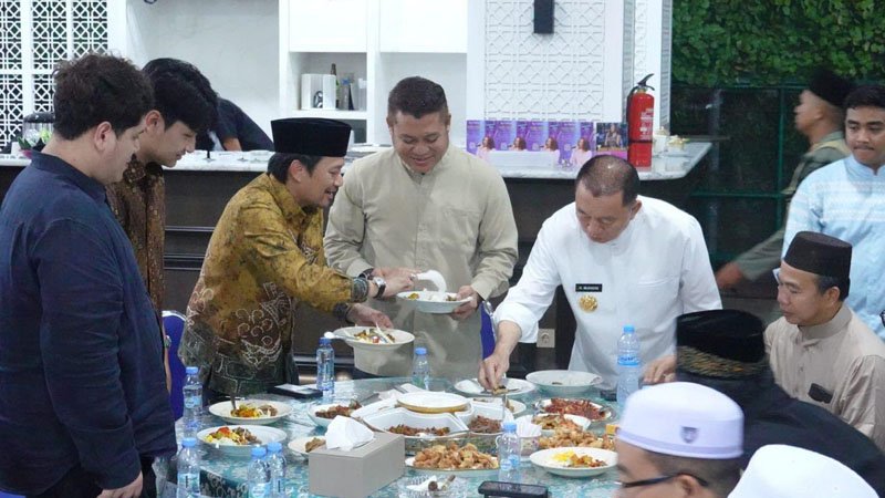 1 35 klm Kontrak Pemprov 23 Gubernur dan Wagub sahur bersama jajaran Pemprov Kalsel