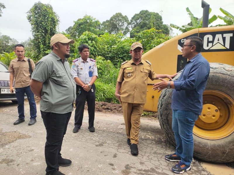 Bupati Katingan Saiful Pantau Perbaikan Jalan Oleh Pihak Swasta 1 10 katingan 16