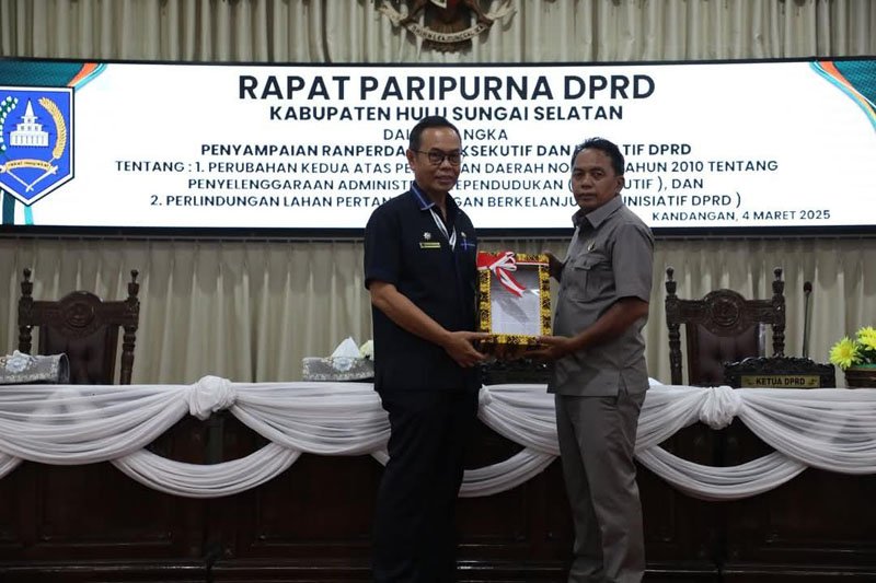 Sekda HSS Sampaikan Ranperda Tentang Administrasi Kependudukan 1 Hal 12 HSS 1 3 kln