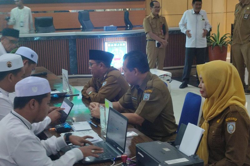 Hal 4 3 KLm Martapura Salurkan zakat