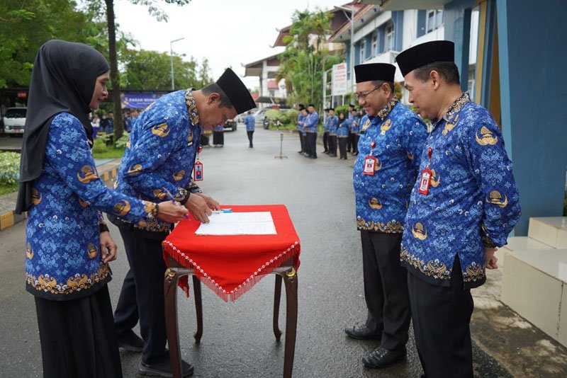 Hal 4 3 KLm Martapura Tingkatkan layanan