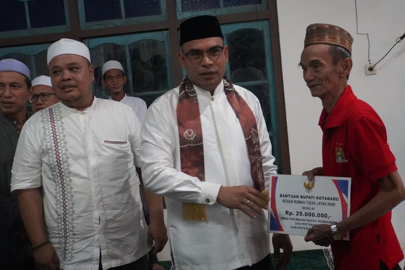 Sejumlah Bantuan Diserahkan Saat Safari Ramadhan 1 Hal 4 Kotabaru 4 klm 13