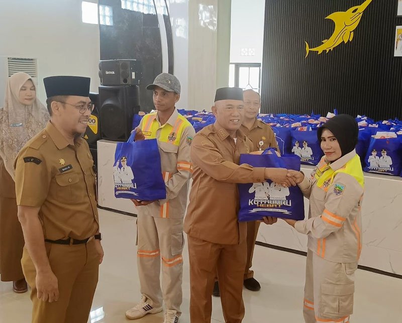Bupati Kotabaru Berbagi ke Petugas Kebersihan 1 Hal 4 Kotabaru 4 klm 14