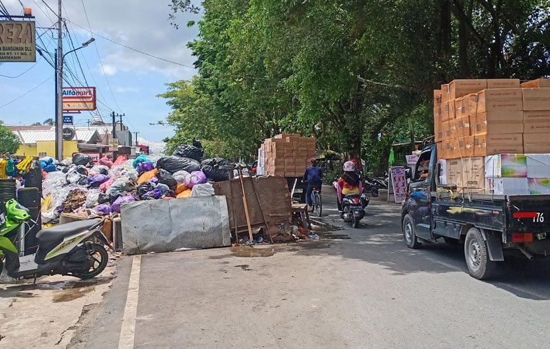 Hal 6 3 Klm tumpukkan sampah di Jalan Vetran pasca ditutupnya TPA Basirih
