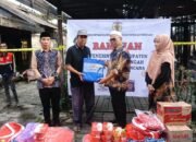 Wakil Bupati HST Serahkan Bantuan Korban Kebakaran