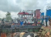 Kapal Tugboat Terbakar di Sungai Martapura