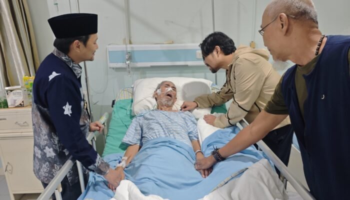 Hasnuryadi Sulaiman Besuk HG (P) Rusdi Effendi di Rumah Sakit