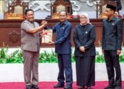 Gubernur Sampaikan Raperda Tambang Mineral Bukan Logam dan Jenis Tertentu. 32 Gubernur Sampaikan Raperda Tambang Mineral Bukan Logam dan Jenis Tertentu.