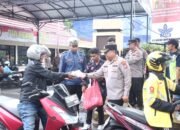 Kapolresta Banjarmasin Bagikan Takjil dan Imbau Masyarakat Jaga Kamtibmas