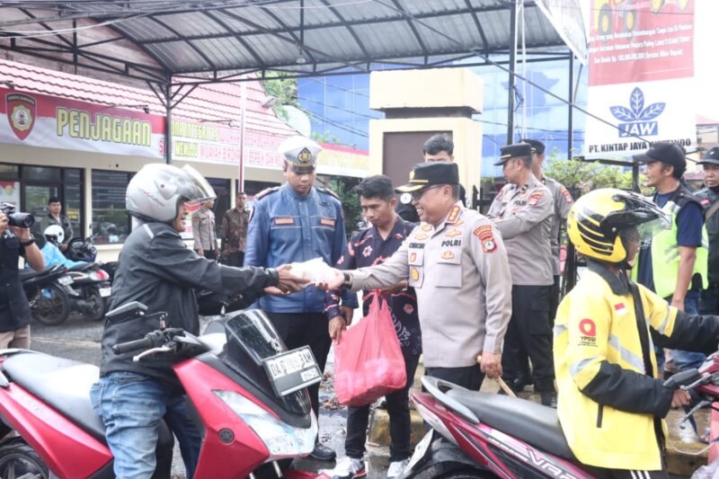 Kapolresta Banjarmasin Bagikan Takjil dan Imbau Masyarakat Jaga Kamtibmas 1 IMG 20250307 WA0048 e1741358116284