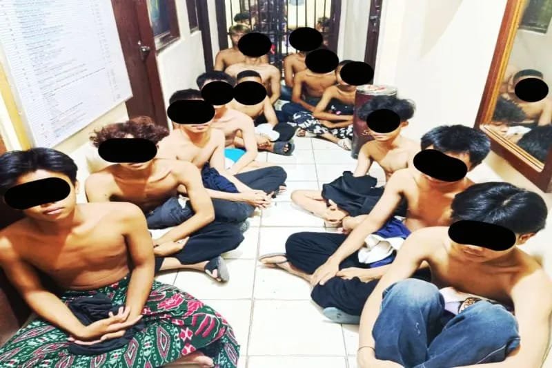 Diduga "Gangster", 16 Remaja Diringkus Polisi Banjarbaru 1 IMG 20250311 WA0048