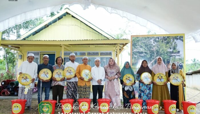 Bupati Tapin Serahkan Kunci Bedah Rumah, 254 Unit Selesai Direhab 3 IMG 20250315 WA0013