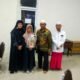 SMK Negeri 3 Banjarmasin, Drs H Ahmad Rizqon MPdI bersama Wakasek Kurikulum SMKN 3 Banjarmasin Nor Haliza menyerahkan bingkisan kepada salah satu santri program tahfiz Quran. (Kalimantanpost.com/ful)