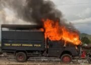 Kericuhan Saat Acara Syukuran Bupati Jayawijaya, Enam Orang Terluka, Mobil Dirusak dan Satu Dibakar 30 Kericuhan Saat Acara Syukuran Bupati Jayawijaya, Enam Orang Terluka, Mobil Dirusak dan Satu Dibakar