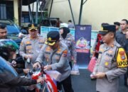 Disela Berbagi Takjil, Kapolresta Banjarmasin Sosialisasikan Hotline 110 Polri dan Mudik Aman 25 Disela Berbagi Takjil, Kapolresta Banjarmasin Sosialisasikan Hotline 110 Polri dan Mudik Aman
