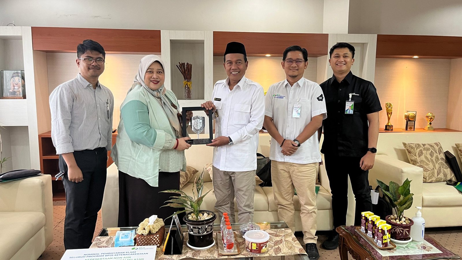 BPJS Ketenagakerjaan Audiensi dengan Bupati HSS, Bahas Rencana Perlindungan Pekerja Rentan di HSS 1 IMG 20250320 WA0037 1 scaled