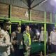 PATROLI - Kapolsek Amuntai Tengah Ipda Sulistono melakukan patroli ke warung remang-remang. (Kalimantanpost.com/yogie)
