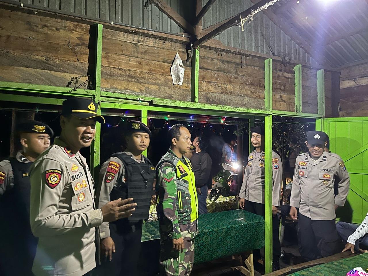 PATROLI - Kapolsek Amuntai Tengah Ipda Sulistono melakukan patroli ke warung remang-remang. (Kalimantanpost.com/yogie)