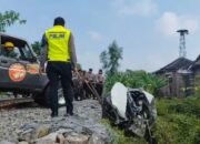 Mobil Adu Kuat dengan KA Batara Kresna, Empat Pemudik Tewas 16 Mobil Adu Kuat dengan KA Batara Kresna, Empat Pemudik Tewas