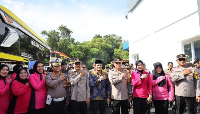 Kapolda Kalsel Lepas 10 Armada Bus Mudik Gratis untuk Warga Sambut Idul Fitri