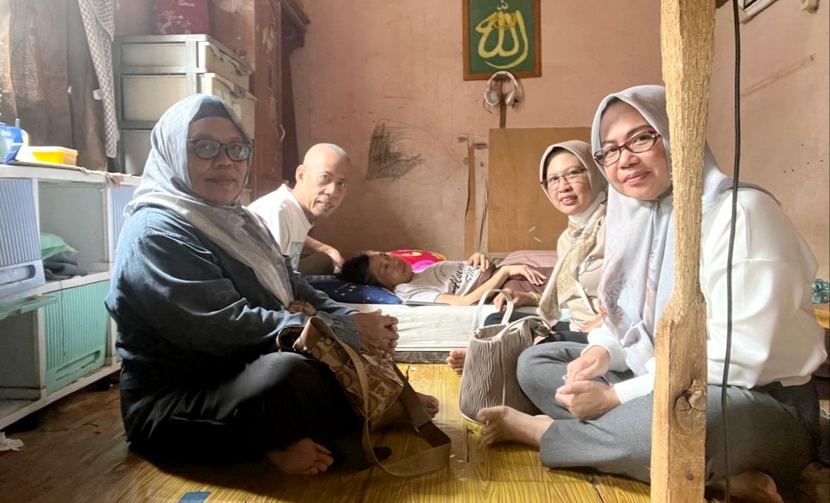 Momen Ramadan Berkah, FJPI dan PWI Kalsel Ringankan Beban Jurnalis Perempuan yang Sedang Sakit 1 IMG 20250321 214002