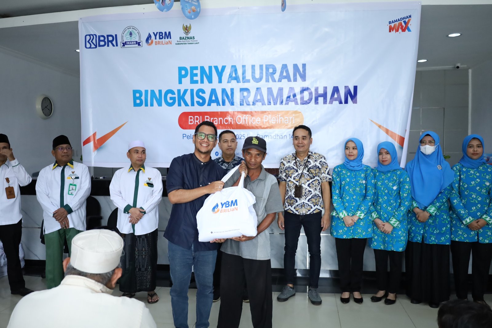 BRI Pleihari dan YBM BRILiaN Salurkan Paket Sembako Melalui Baznas Tanah Laut kepada Warga Prasejahtera 1 SAVE 20250319 111518
