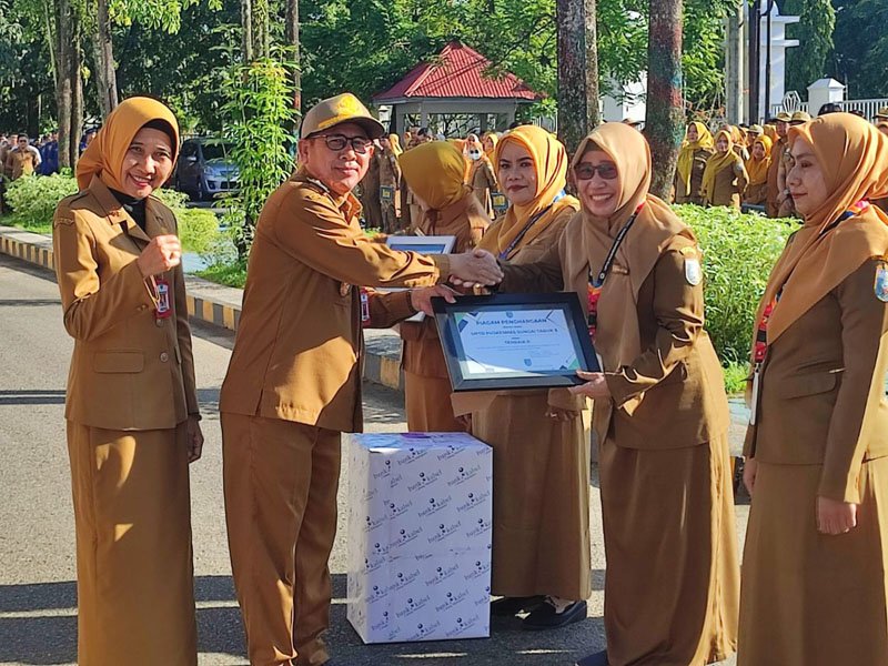 1 Kontrak Martapura 14 Serahkan penghargaan