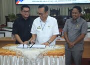 Sekda HSS Tandatangani Kesepakatan Rancangan Awal RPJMD 25 Sekda HSS Tandatangani Kesepakatan Rancangan Awal RPJMD