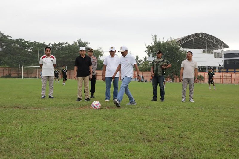 Bupati Tendang Bola 'Kick Off' Pertama Liga Sepak Bola U18 2025 1 Hal 12 HSS 3 klm 7