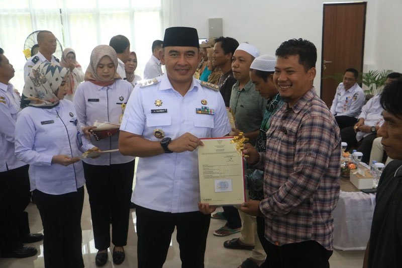 Bupati Serahkan 529 Sertifikat PTSL 1 Hal 2 Tala 1 3 klm 9