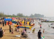 Pantai Batakan Dipanggildati Ribuan Pengunjung