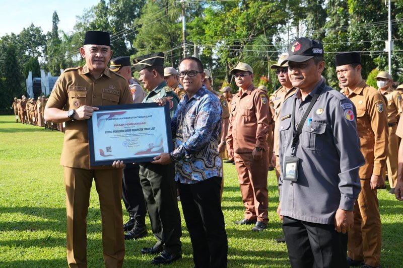 Bupati Serahkan Penghargaan Efisiensi Anggaran Pilkada dan Kinerja OPD 1 Hal 2 Tala 3 klm 6